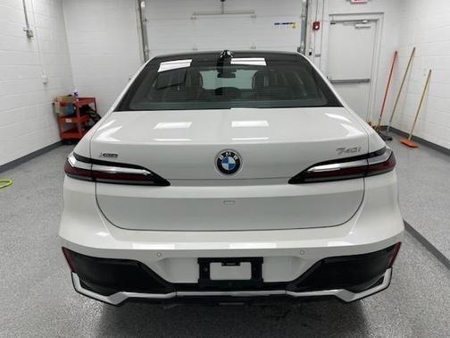 2025 BMW 740 i xDrive