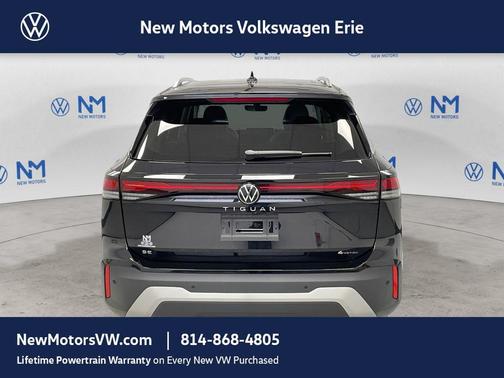 Deep Black Pearl Effect 2026 Volkswagen Tiguan 2.0T SE