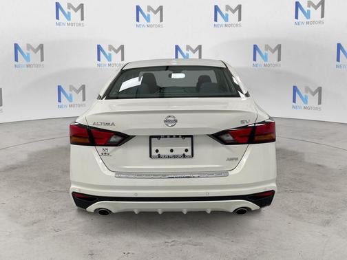 White 2019 Nissan Altima 2.5 SV
