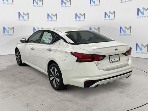 White 2019 Nissan Altima 2.5 SV