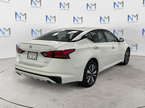 White 2019 Nissan Altima 2.5 SV