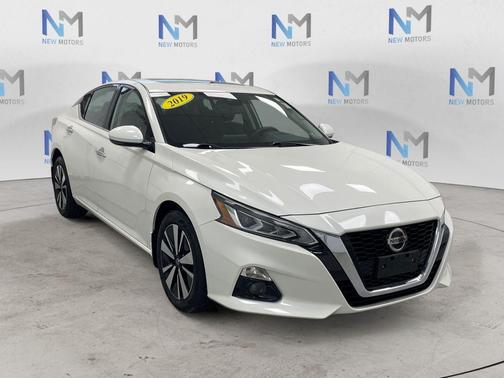 White 2019 Nissan Altima 2.5 SV