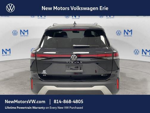 Deep Black Pearl Effect 2026 Volkswagen Tiguan 2.0T SE