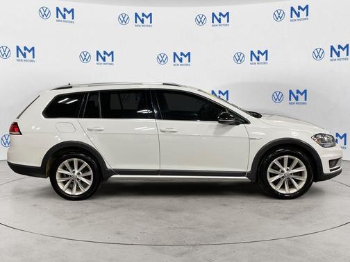 Pure White 2019 Volkswagen Golf Alltrack TSI SE