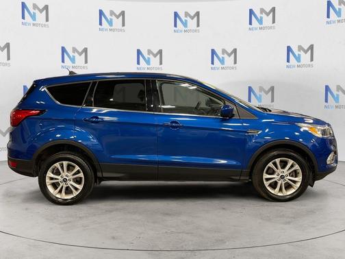 Lightning Blue Metallic 2019 Ford Escape SE