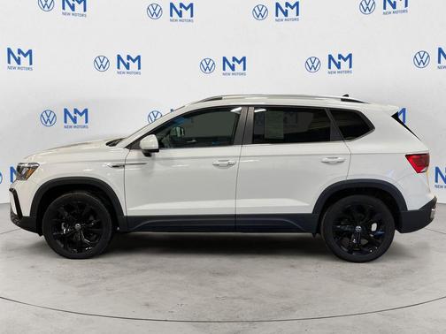 Pure White 2023 Volkswagen Taos 1.5T SE