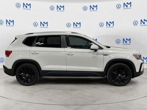 Pure White 2023 Volkswagen Taos 1.5T SE
