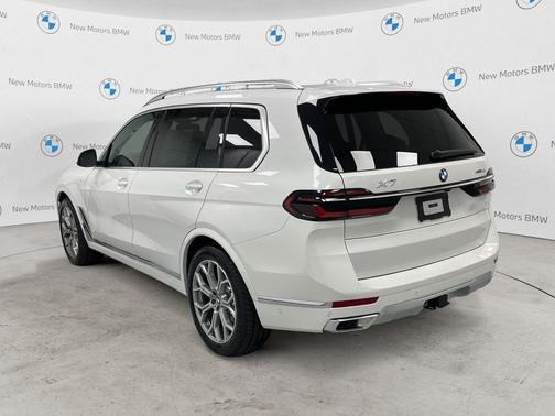 Mineral White Metallic 2027 BMW X7 xDrive40i