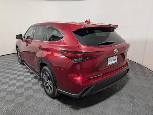 Wind Chill Pearl 2022 Toyota Highlander XLE
