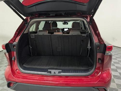 Wind Chill Pearl 2022 Toyota Highlander XLE