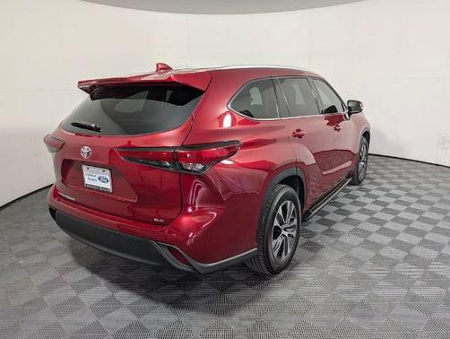 Wind Chill Pearl 2022 Toyota Highlander XLE
