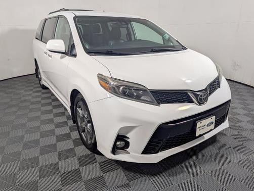 2019 Toyota Sienna SE 8 PASSENGER