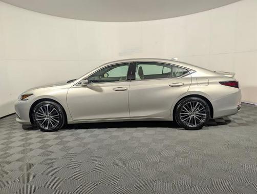 Iridium 2023 Lexus ES 300h BASE
