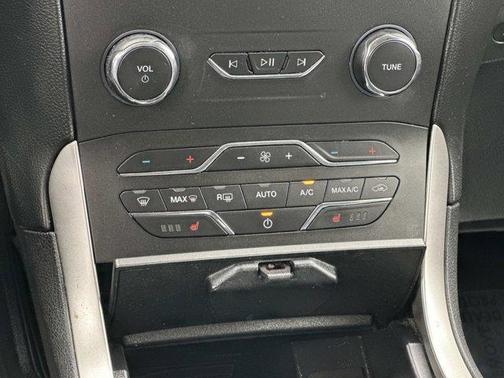 Black 2020 Ford Edge SEL