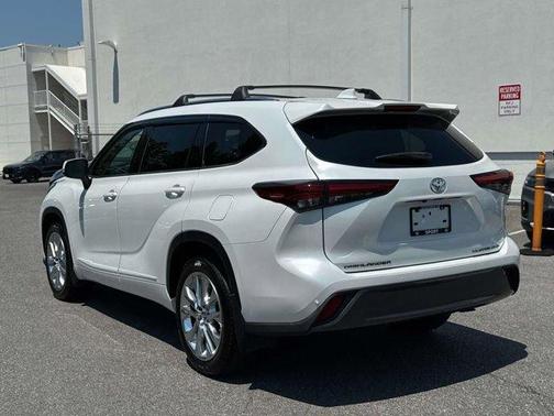White 2023 Toyota Highlander