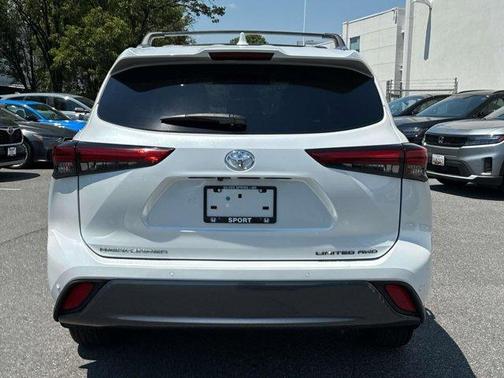 White 2023 Toyota Highlander