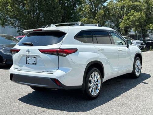 White 2023 Toyota Highlander