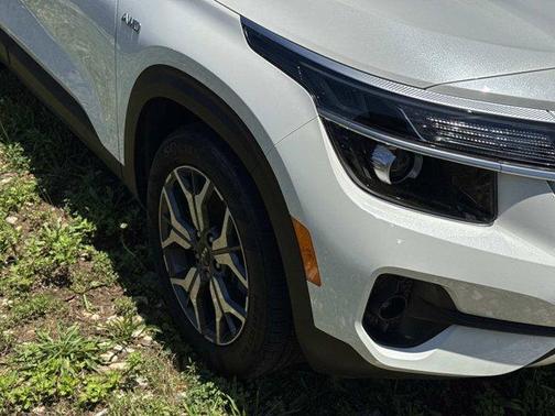 Snow White Pearl 2022 Kia Seltos EX