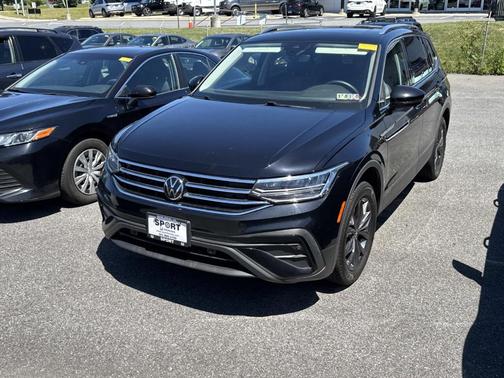 Deep Black Pearl Effect 2022 Volkswagen Tiguan 2.0T SE