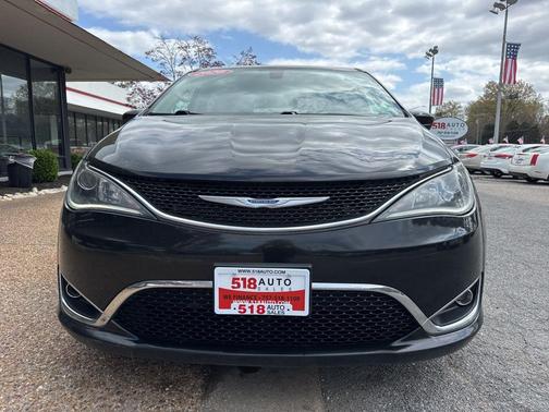 Brilliant Black Crystal Pearlcoat 2020 Chrysler Pacifica Touring
