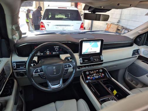 White Platinum 2019 Lincoln Navigator Reserve