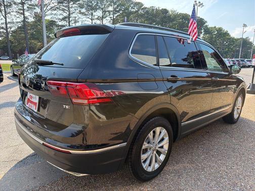 Deep Black Pearl Metallic 2018 Volkswagen Tiguan 2.0T SE