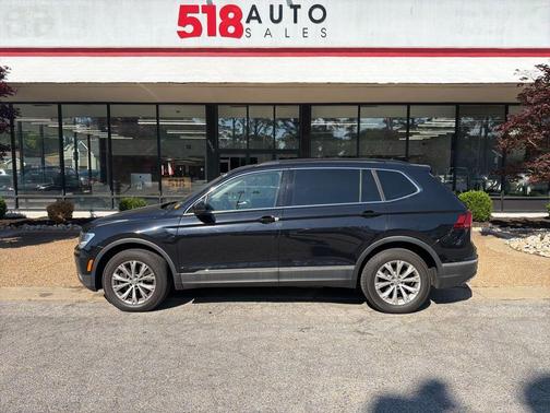 Deep Black Pearl Metallic 2018 Volkswagen Tiguan 2.0T SE