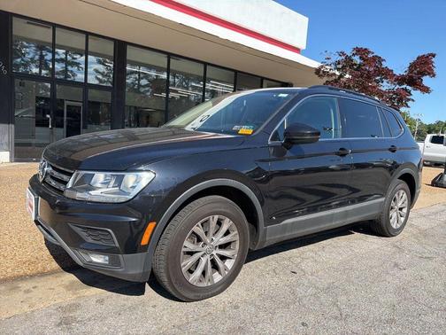 Deep Black Pearl Metallic 2018 Volkswagen Tiguan 2.0T SE