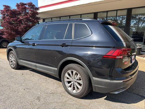 Deep Black Pearl Metallic 2018 Volkswagen Tiguan 2.0T SE