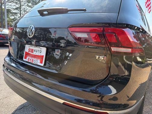 Deep Black Pearl Metallic 2018 Volkswagen Tiguan 2.0T SE