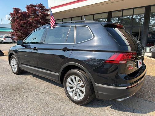 Deep Black Pearl Metallic 2018 Volkswagen Tiguan 2.0T SE