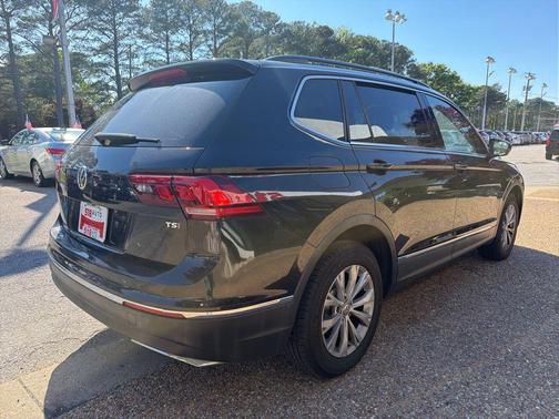 Deep Black Pearl Metallic 2018 Volkswagen Tiguan 2.0T SE