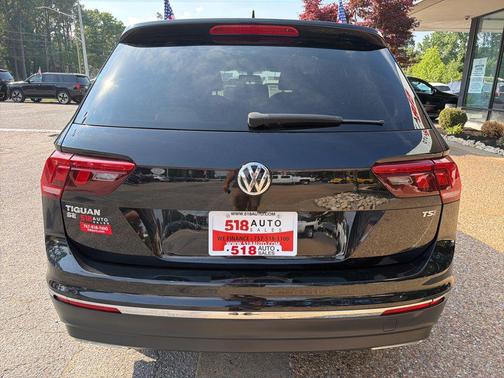 Deep Black Pearl Metallic 2018 Volkswagen Tiguan 2.0T SE