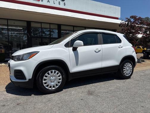 Summit White 2017 Chevrolet Trax LS