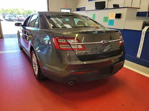 Magnetic 2017 Ford Taurus SE