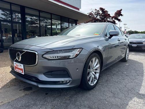 Gray Metallic 2017 Volvo S90 T6 Momentum