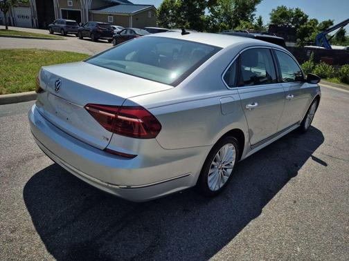 Reflex Silver Metallic 2017 Volkswagen Passat 1.8T SE