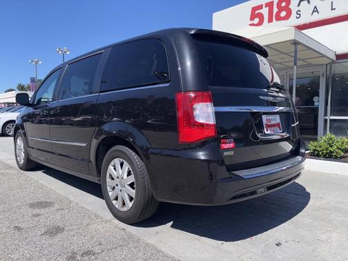 2016 Chrysler Town & Country Touring
