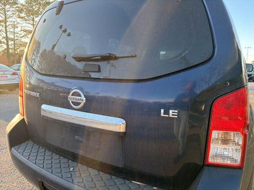 2010 Nissan Pathfinder LE