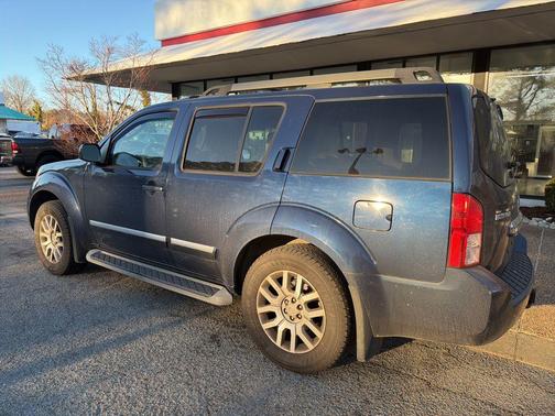 2010 Nissan Pathfinder LE