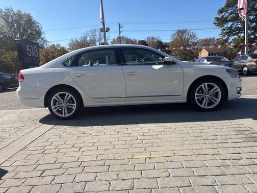 2013 Volkswagen Passat 2.0 TDI SE w/ Sunroof
