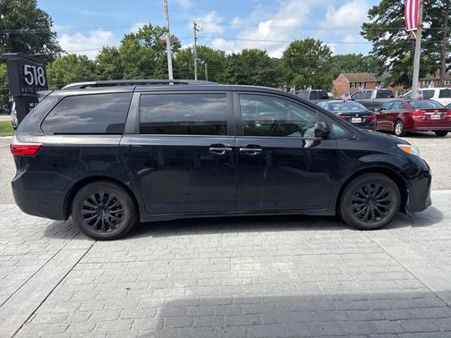 2020 Toyota Sienna XLE
