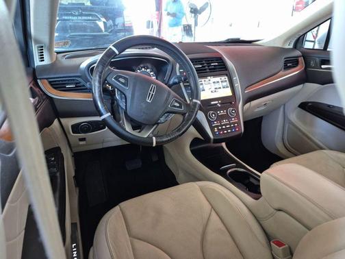 White Platinum Clearcoat Metallic 2016 Lincoln MKC Reserve