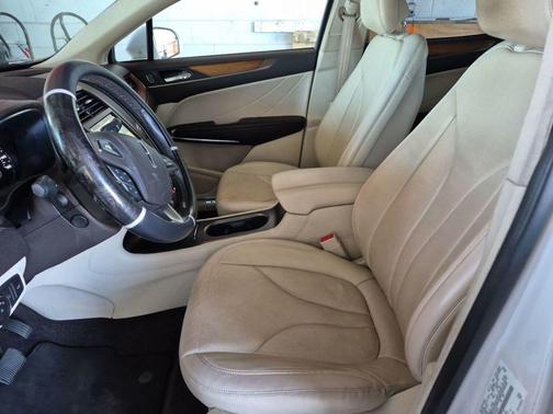 White Platinum Clearcoat Metallic 2016 Lincoln MKC Reserve