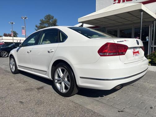 2013 Volkswagen Passat 2.0 TDI SE w/ Sunroof