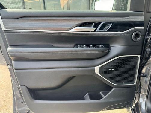 Baltic Gray Metallic Clearcoat 2024 Jeep Wagoneer Series II 4x4
