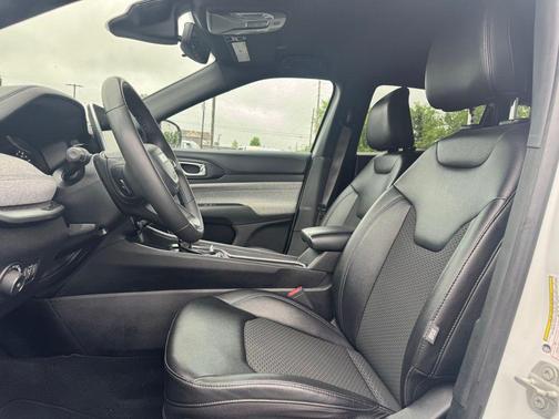 Bright White Clearcoat 2024 Jeep Compass Latitude
