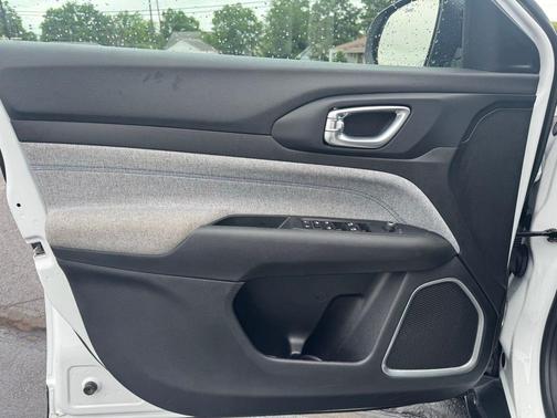 Bright White Clearcoat 2024 Jeep Compass Latitude
