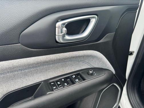 Bright White Clearcoat 2024 Jeep Compass Latitude