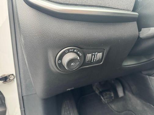 Bright White Clearcoat 2024 Jeep Compass Latitude